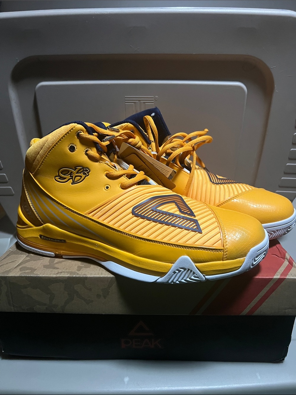 Mens sz 14 High-Top Basketball Shoes in Bright Yellow
